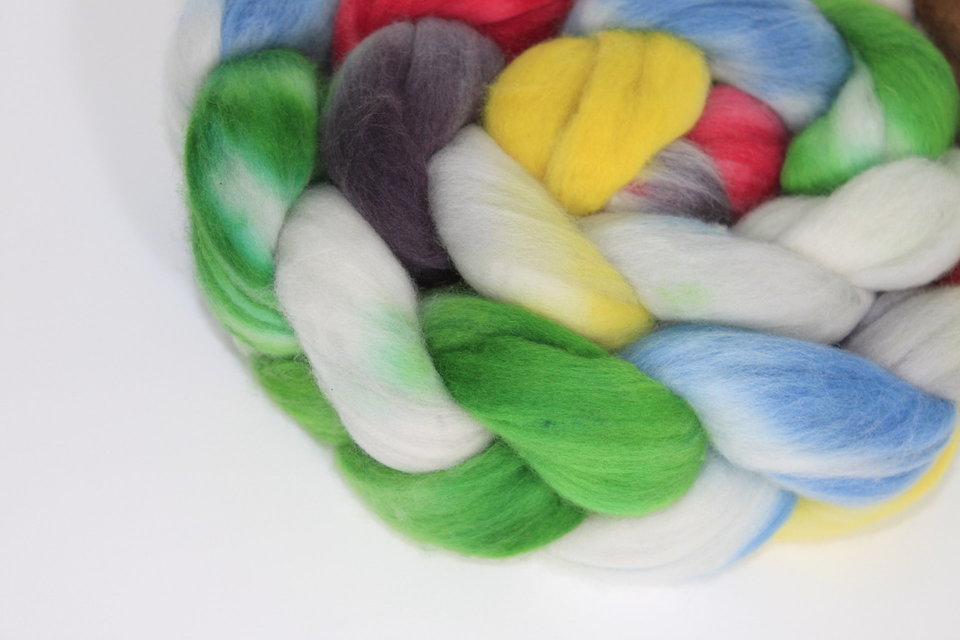 Hand Painted Top / Roving | 18.5 Micron Merino | White Christmas